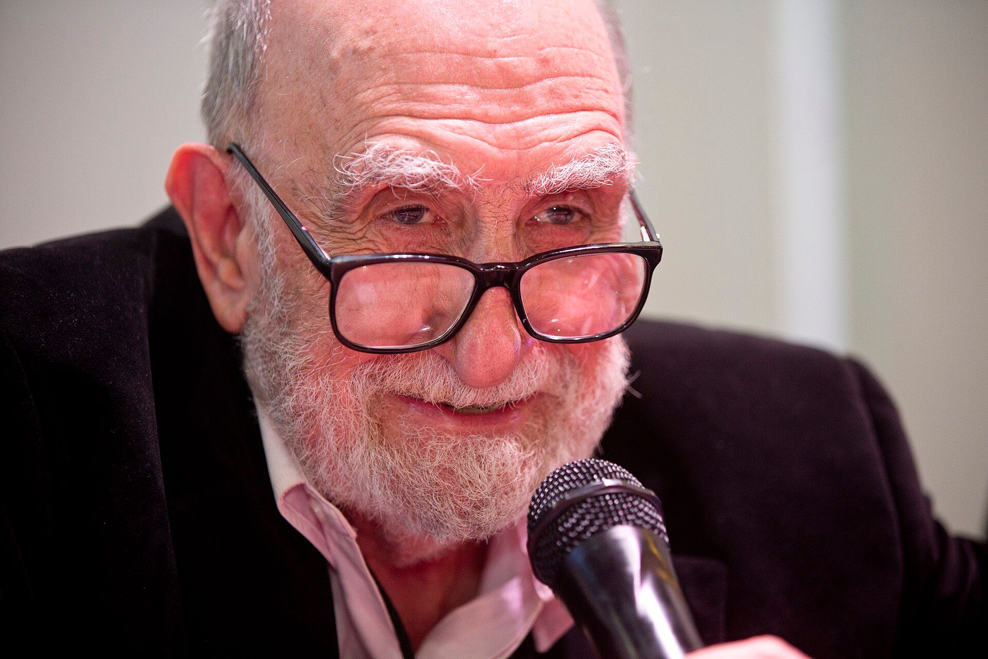 Argentine artist Luis Felipe Noé speaking during an art-fair program