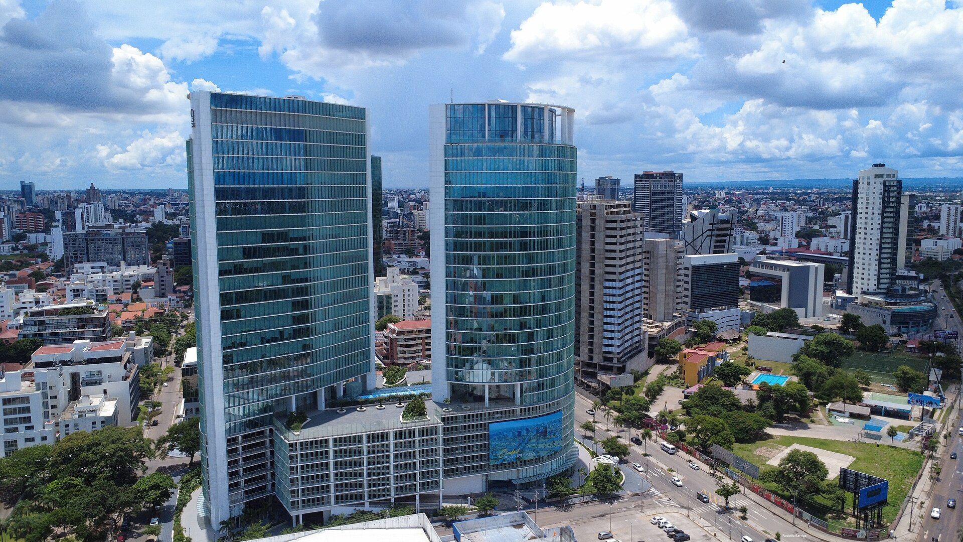 Manzana 40 towers in the Equipetrol business district