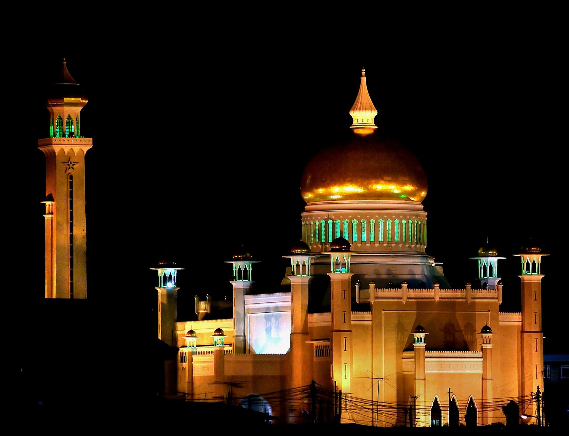 Sultan Omar Ali Saifuddien Mosque illuminated at night