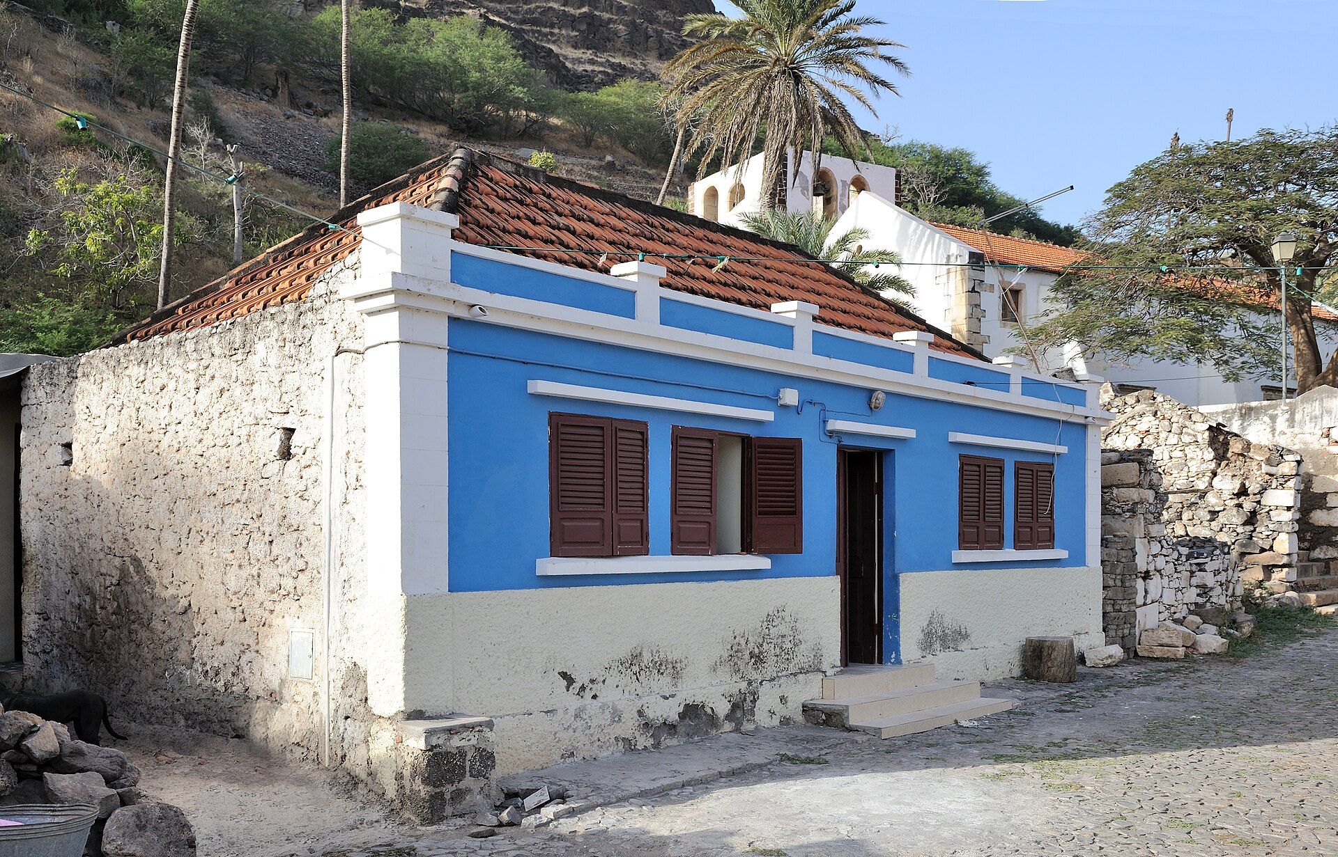 Blue-trimmed historic house on Rua Banana in Cidade Velha