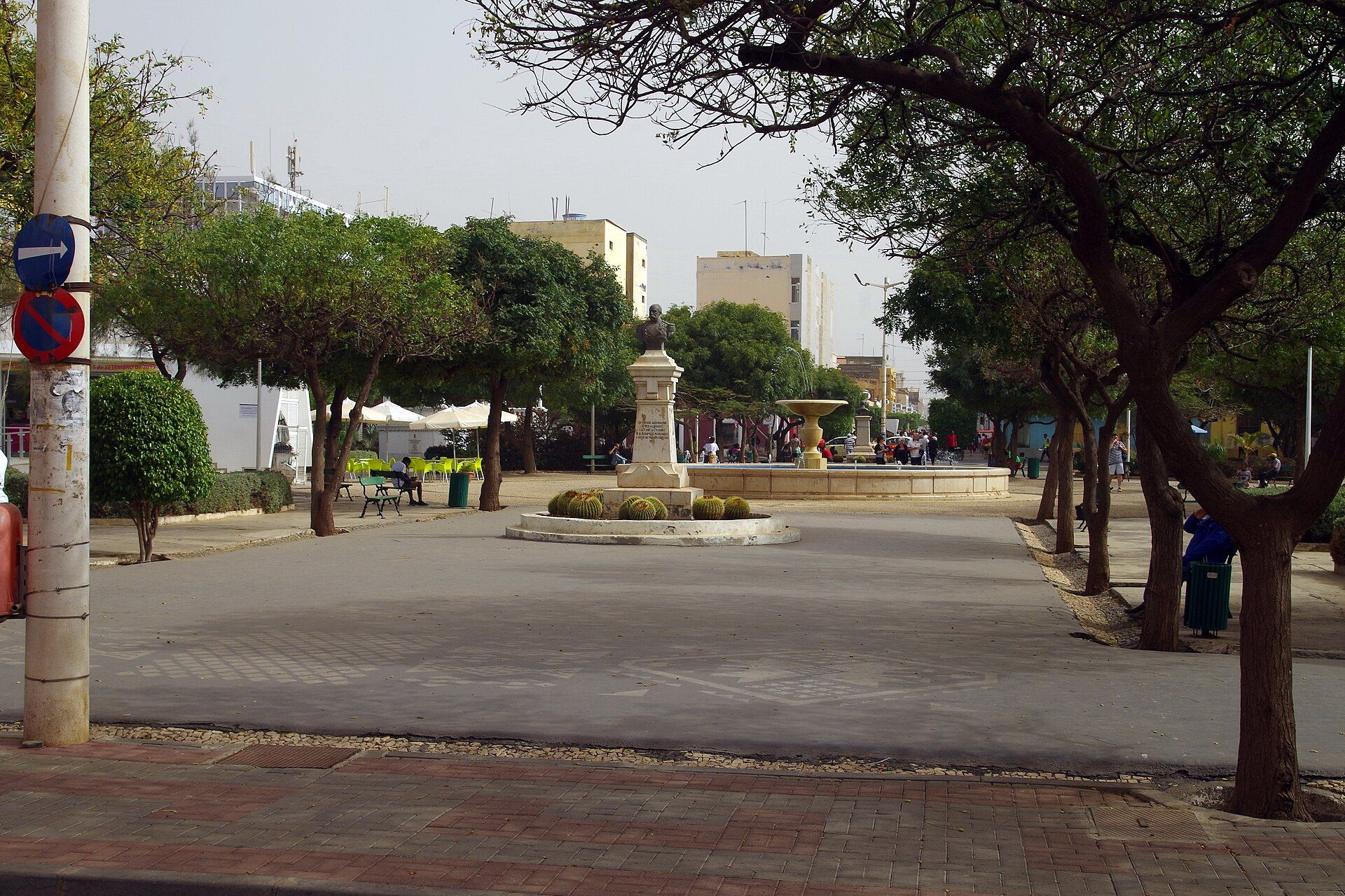 Tree-lined Praça Alexandre Albuquerque in Praia