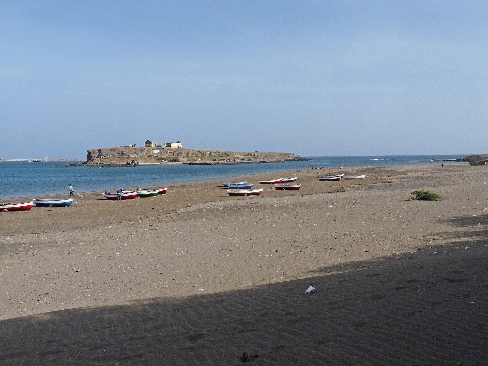 Broad shoreline and boats at Gamboa beach in Praia