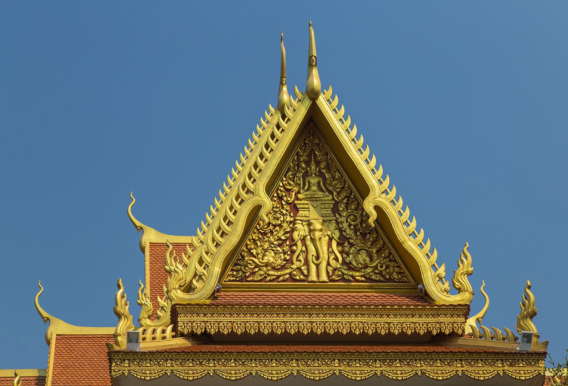 Ornate roof and courtyard at Wat Langka in Phnom Penh