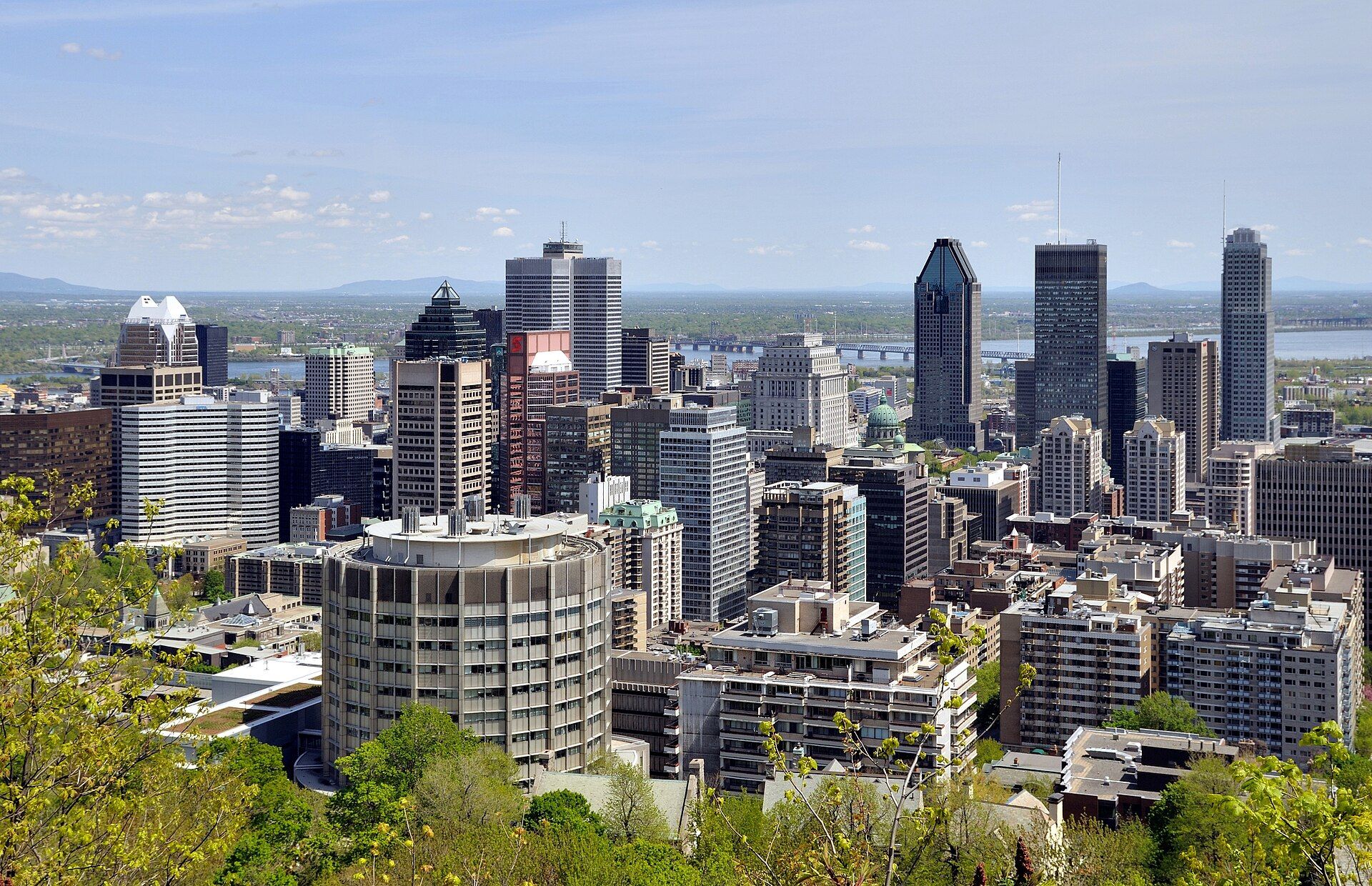 Authentic Montréal city and waterfront context