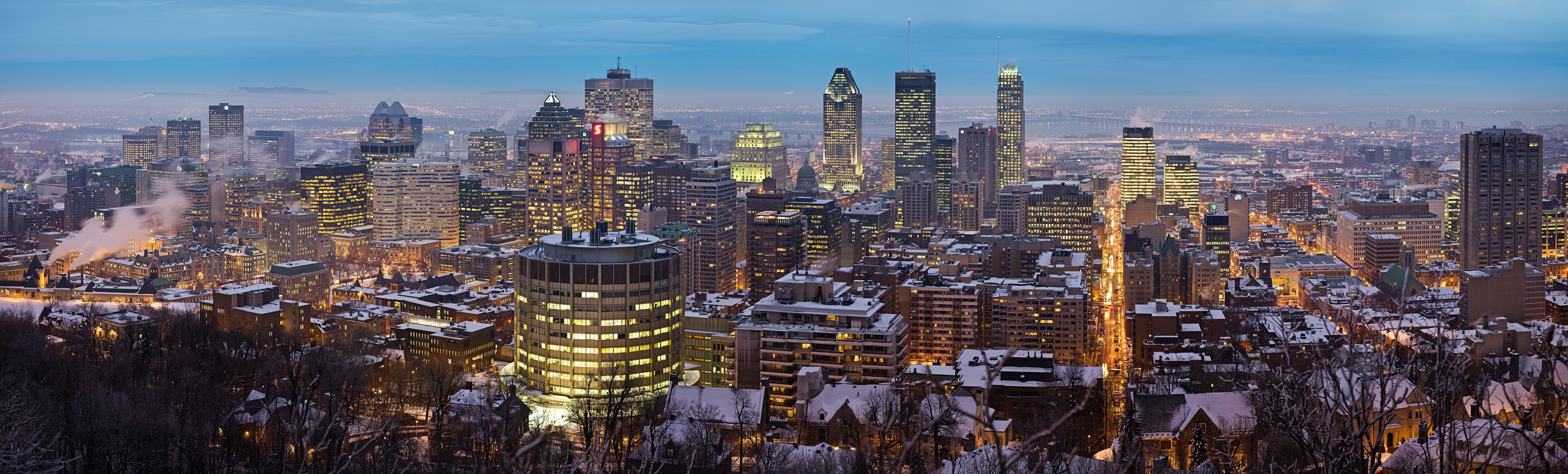 Authentic Montréal city and waterfront context