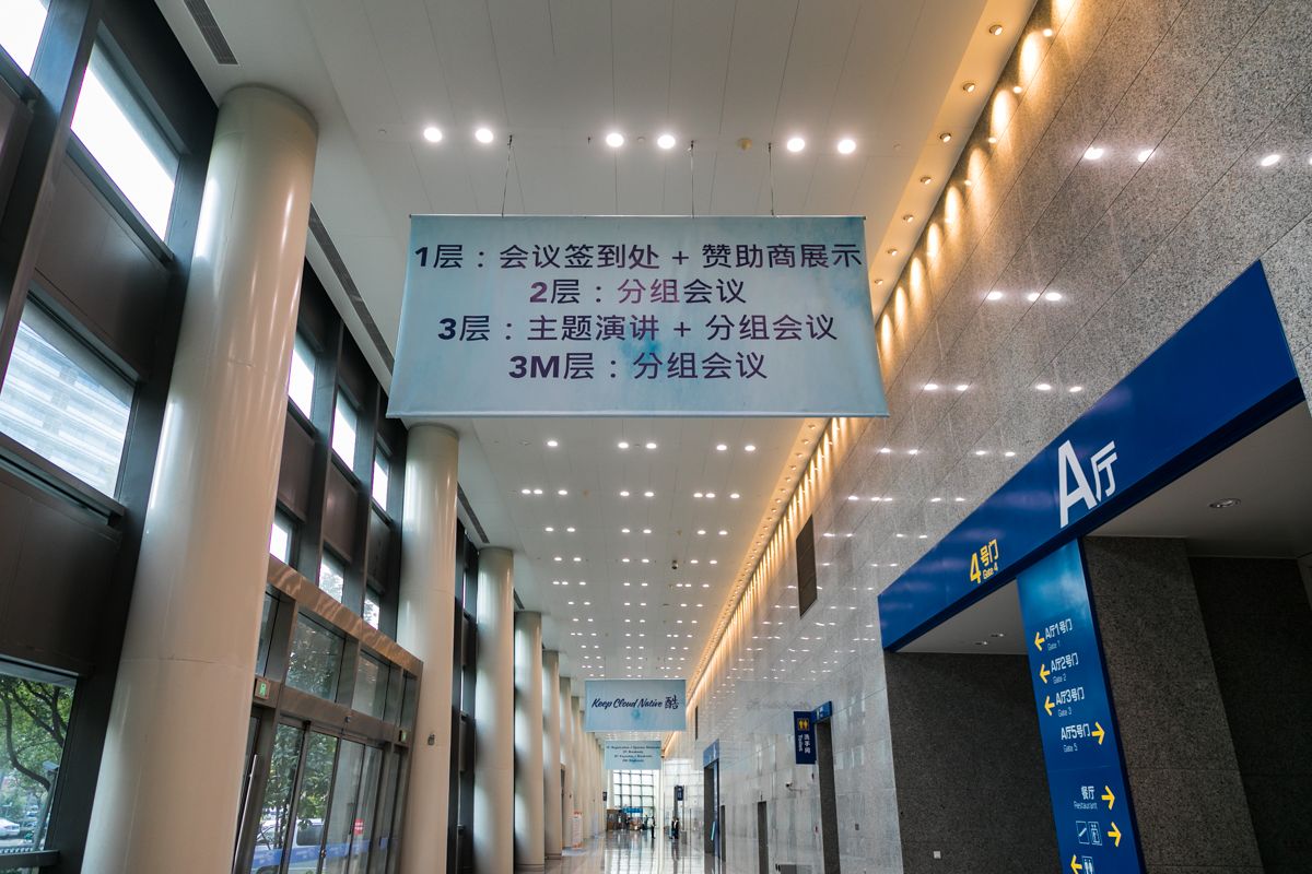Bilingual conference wayfinding inside KubeCon and CloudNativeCon China in 2018
