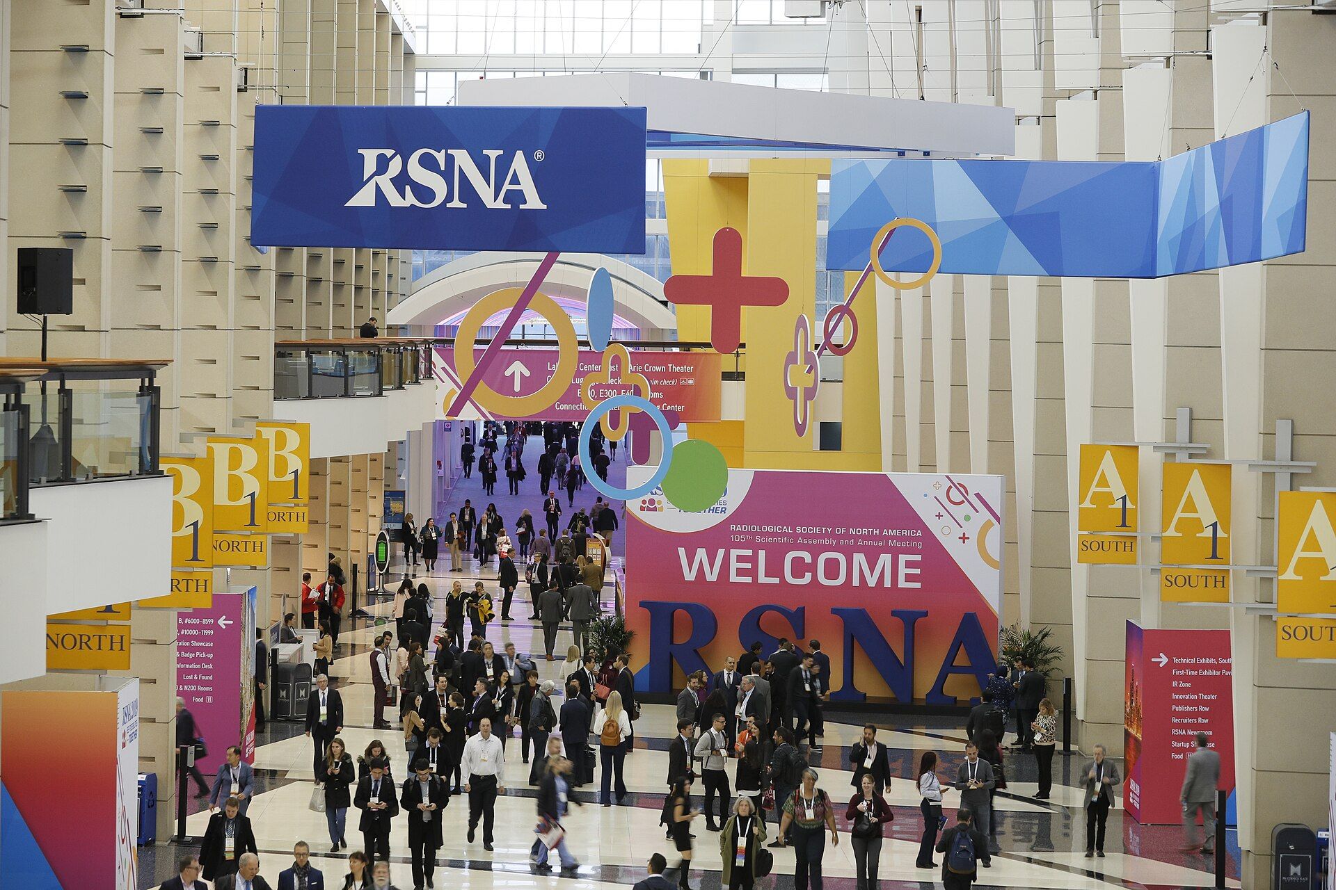 RSNA attendees moving through the McCormick Place Grand Concourse during the 2019 annual meeting